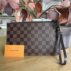100 % Authentic Louis Vuitton Neverfull Damier
Ebene Wristlet